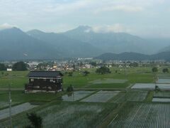 八海山が見えればもう直ぐ湯沢、新幹線に乗換です。