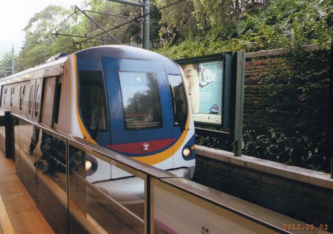 迪土尼駅（ディズニーランド）に到着。<br /><br />欣澳駅（サニーベイ）駅で、この電車に乗り換えます。<br /><br />日本のディズニーランドと同じ様な電車です。<br /><br />つり革ももちろんミッキー。