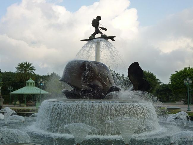 サーフィンミッキーがお出迎え。