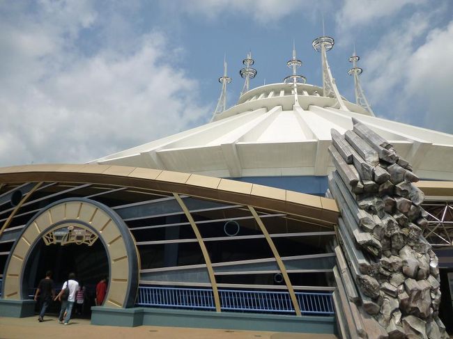 スペースマウンテン。<br /><br />乗車中に写真撮られます。