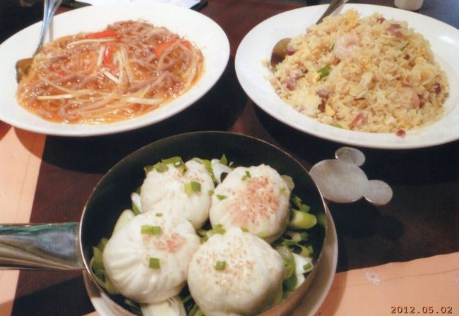 焼きそば、チャーハン、焼豚饅頭。