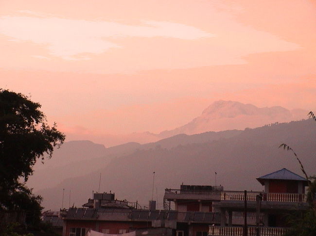 チトワンからは、<br />車でポカラへ。<br /><br />「がけ崩れで、行き止まり」<br /><br />ガイド氏の無情な一言で、<br />迂回路でポカラへ向かった。<br /><br />走れども、走れども、<br />見える景色は山ばかり。<br /><br />ポカラへ行けるのだろうか？<br />ガイド氏を信じていいのだろうか？<br /><br />不安だ。。。<br /><br />西の空が色づいてきた頃、<br />目の前に広がったのは、<br />美しい山のシルエット。<br /><br />それから間もなく、<br />我々はポカラに到着した。