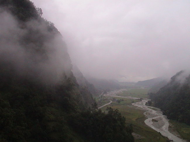 夜は、食事と買い物を軽く楽しみ、<br />次の日のために早く寝た。<br /><br />ポカラ近郊のナガルコットで登山。<br />ヒマラヤに登る！！<br /><br />そして、翌朝。<br />あいにくの小雨。<br /><br />車でナガルコットへ。