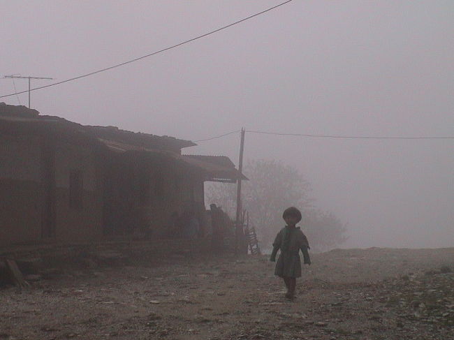 半狂乱のまま、<br />目的の村に到着。<br /><br />この村から<br />雄大なヒマラヤ山脈が見られるはずだが、<br />あいにくの、雨。<br /><br />山脈どころか、<br />１０メートル先だって見えやしない。