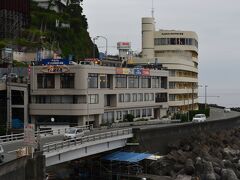 【熱海サンビーチ】
夕暮れ時の浜辺を散歩してみます。