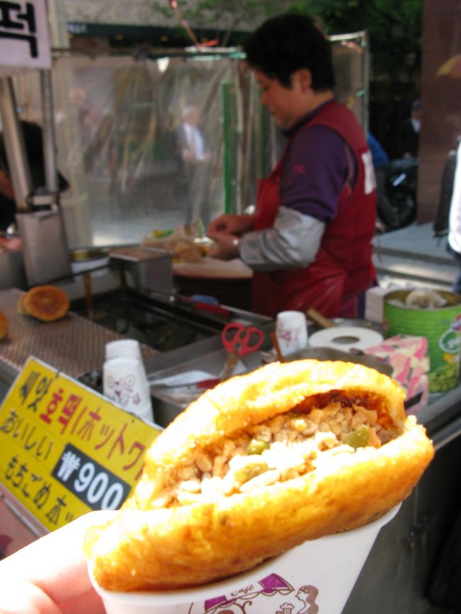 続いて釜山の街中の屋台でよく売られているホットクに挑戦！<br /><br />ホットクの生地の中には、<br />はちみつ、シナモン、ナッツなどが入っていました。<br /><br />実は食べたことがなくて、<br />肉的なものだと勝手に想像していました。<br />お菓子的なものだったのねー<br /><br />それにしても900ウォンとは値段も良心的♪