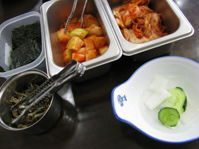 こちらのお店、日本人も多く訪れるようで、<br />日本語メニューも置かれていました。<br /><br />さ、前菜をいただき、料理を待ちます♪