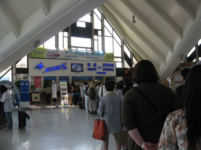 14:30<br />GWなので、カウンターが混雑していないか心配で、<br />早めのチェックイン！<br />カウンターはやっぱり混雑していましたねー<br /><br />こんな中いつも注目の的は、<br />ギリギリに到着して、係員に誘導される方。<br />時間にルーズなのか、<br />それとも意図的なのか･･･何がともあれ普通は気になりますよね。