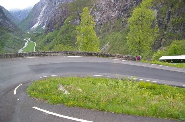 下る道はこんな急なカーブ