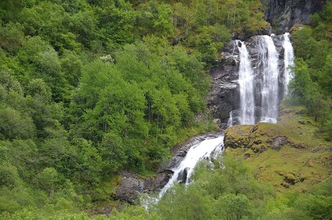 至る所から滝が流れ落ちていました。