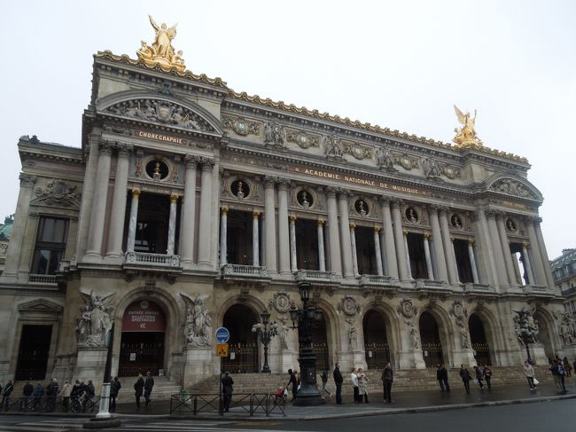 そして次の日はまたまた市内観光。<br /><br />まずはオペラ座からスタート。ここはミュージアムパスは使えません。<br />しかしそれほど混んではいなかったですね〜。<br /><br />