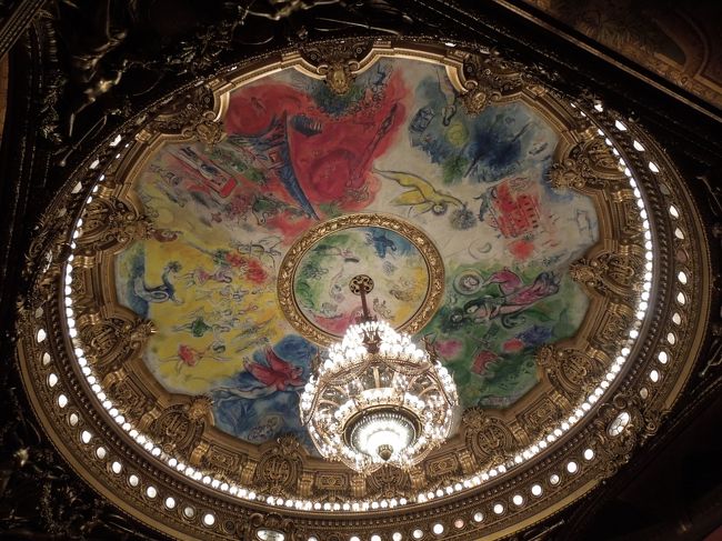 狙いはシャガールの天井画。<br /><br />でも思った以上にオペラ座は趣があって豪華で重厚で素敵でした。