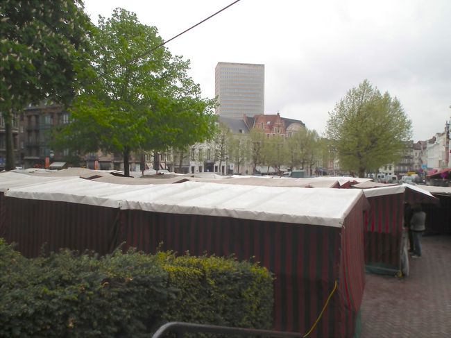 　まだ雨の上がりきらないサブロン広場です。多分このテントは前の晩に設営してあったんじゃないですかねぇ。私が行った時はまだ商品を広げだしたばかりという感じで、若い兄ちゃんがあっちのテント、こっちのテントと店開きを手伝います。