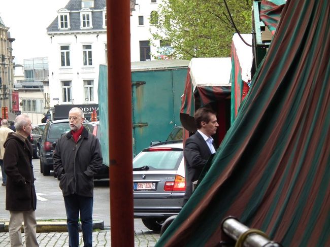 　商品の持ち込みなのか、売り手なのか、買い手なのか、渾然一体としています。ただ、あんまり掘り出し物がない。良いな、と思えばそれなりの値段がする。足元を見る。あんまり楽しくない。