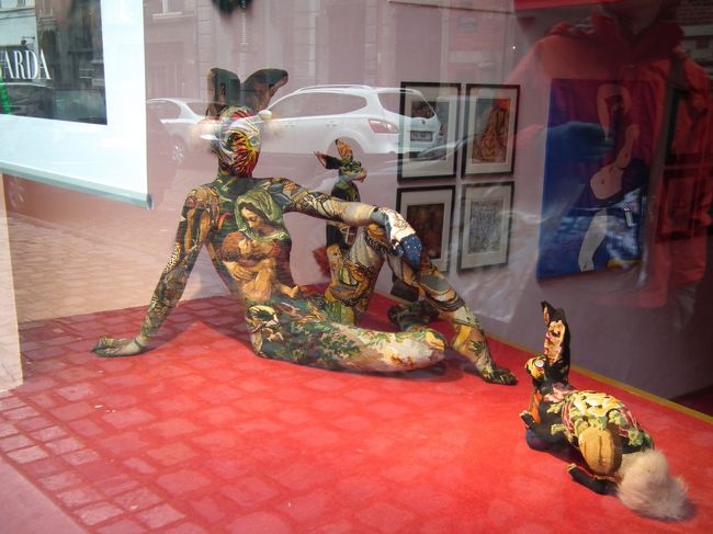 　そしてこの周りにもアンティークや、あるいはギャラリーといった店が集まっていますから、目の保養、あるいは懐が思いっきり温かい方はお楽しみいただけるに違いありません。