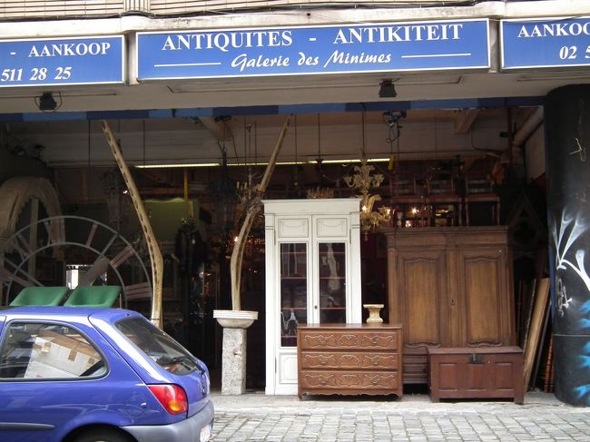 　なんだかまるでどこかの劇場の大道具倉庫のようではございますまいか。これがアンティークなんですから。なんだよ、その白いなんだかやたらにょきっと伸びているものは。