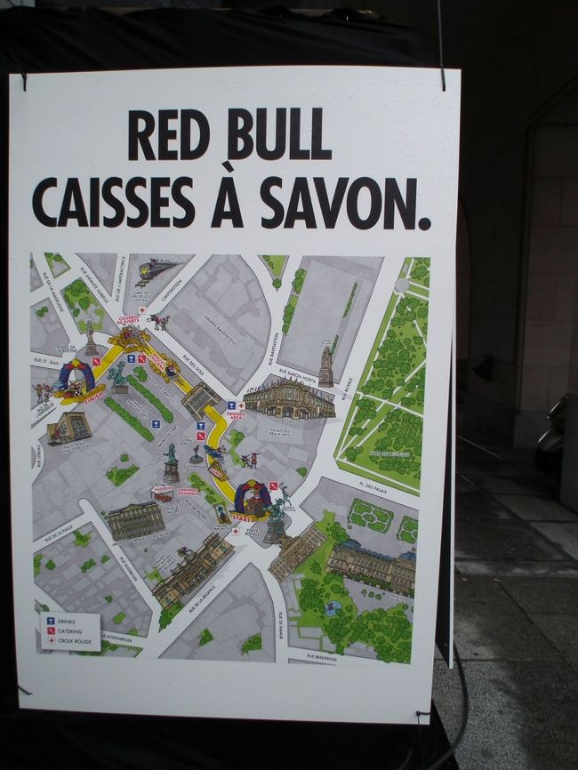 　王宮のくねくね坂道にやってきますと、何事かやっております。昨夜雨の中で仕込んでいたものは「soap box race」だったんですね。