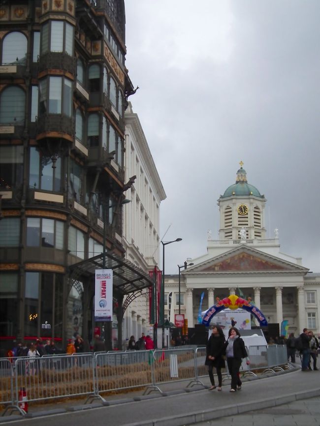 　正に王宮前の坂道に柵を巡らし、その脇にはぶつかっても良いように、藁を積んでありますが、これだけの坂ですから、ぶつかったらこんなものでは押さえられないのではないでしょうか。これまでに実績があるのかねぇ。