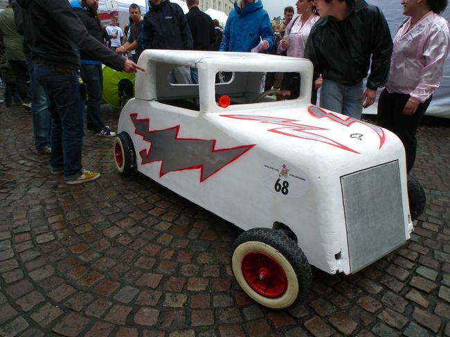 　これもまた、どこかで見たような車になりましたねぇ。なんで屋根を付けようと思ったのか、誰か凝り性がいるのかも。