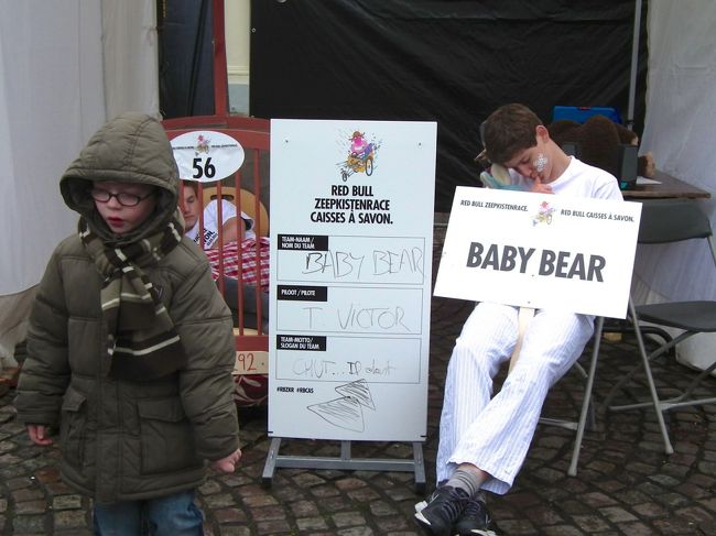 　レース前にデザインコンテストもあるらしくて、彼らほぼ中学生ですが、演技中です。パイロットのVictorはベビーベッドの中で寝っ転がっているだけです。この朝は結構寒くて、彼のパジャマは寒そう。