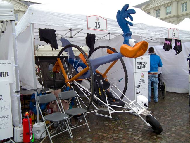 　一方こちらのRoad Runnerと来た日には完成度めったやたらと高く、修理ガレージの経営者が作ったんじゃないかと思われるほどのできばえです。しかし、これじゃやっぱり面白くない。やっぱりハチャメチャじゃないと。