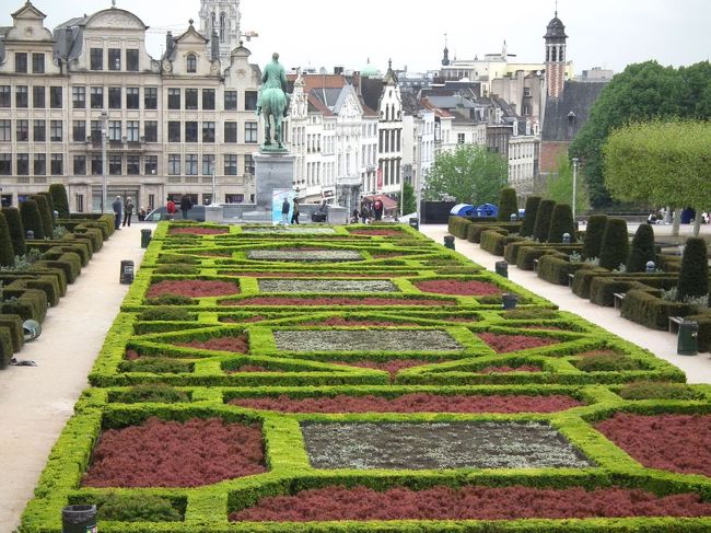 　最後の見納めだって事で宿に帰る途中でものんびり降りていきます。そういえばこの庭の写真だって撮ってなかったのは何でだろうと考えたら、横を通る時はいつでも雨が降っていたんですね。