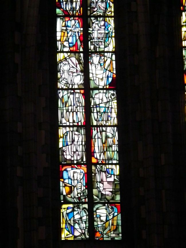 　シンプルですが、このステンドグラスが面白いです。なぜこんな抽象画になっているんでしょうか。こんなの見たことがないですぞ。