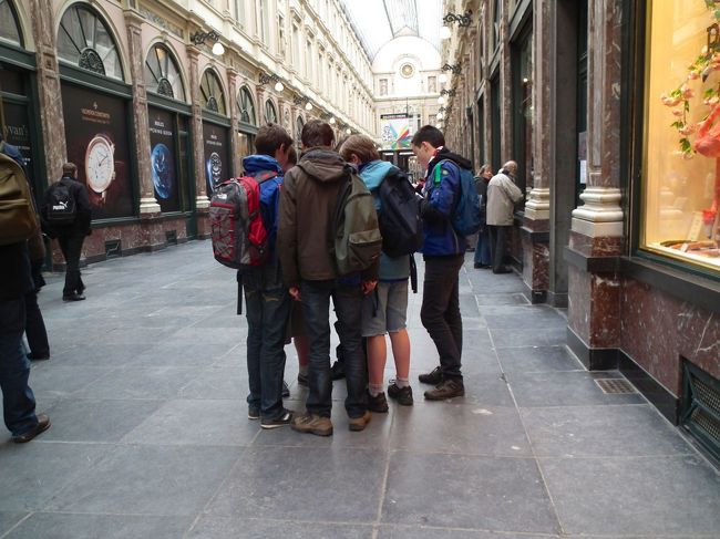 　ギャラリー・サン・テュベールまでくるとボーイスカウトの男子が寄ってきて「ここにサインしてくれませんか」と英語でいう。「なんのために？」と当然聞きますが、私にはわかっています。彼らは今ゲームを競っている最中なんです。しかし、この年齢の男子は恥ずかしがって、はっきりしないもんです。日本の男子と一緒じゃないか。<br /><br />　日本語でサインしてやりました。