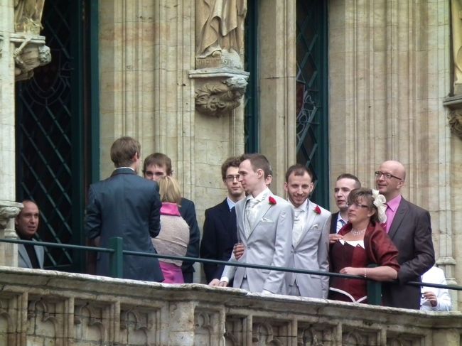 　グラン・プラスまで来てみると市庁舎のテラスに正装した人たちが出て記念写真を撮っています。お、結婚式だったのかな？とカメラを向けると男ですよ、二人とも。えっ！？と思ってみているとこの二人が接吻をしたのです。思わず「お〜っ！？」とグラン・プラスに歓声が上がるのですよ。