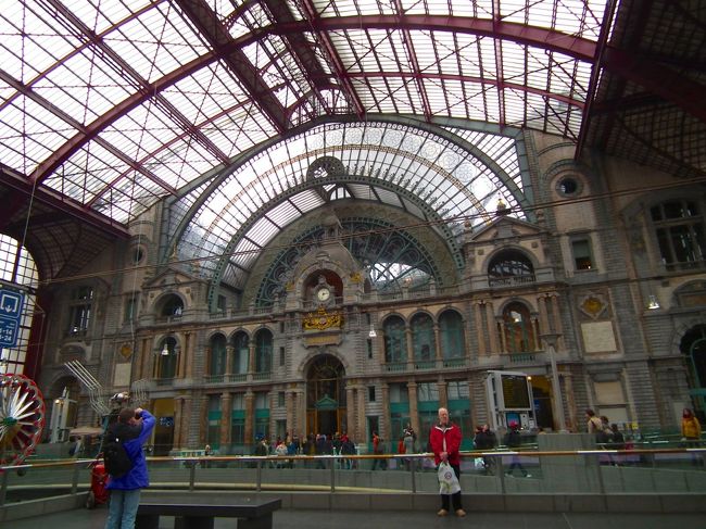 　懐かしのアントワープ中央駅に到着しました。さすがにこの駅に電車で到着するとやったぁ〜という雰囲気になりますね。