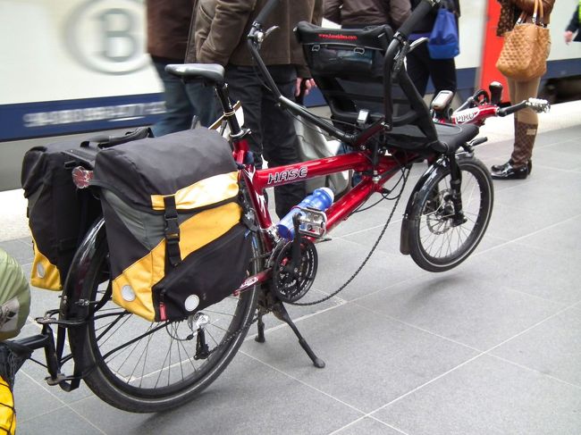 　するとそこへこのリカンベントのタンデムで、荷物車を引きずっております。これから電車に乗せるところですが、どこかでこれを見たような・・・。<br /><br />　一週間ほど前にアントワープの市庁舎前で見たぞ。つまり彼らはここに一週間以上いたということになりますかね？<br /><br />http://4travel.jp/traveler/keithforest/album/10677963/<br /><br />　ちなみにこの「HASE」というまるで日本語みたいなメーカーはドイツのメーカだそうで、この自転車は4000ユーロくらいは優にするらしいです。