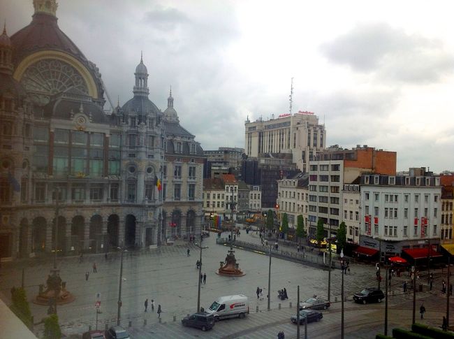 　アントワープでの宿はPark Inn by Radissonという名前で本当に駅の横に入り口がある動物園の並びです。部屋から駅前広場がこんなに近く見えてしまうという便利さです。<br /><br />　ところが、バスタブのお湯の蛇口がびくともしないのです。出かけにフロントで女性のスタッフにその旨、伝えて私たちは街へ出かけました。