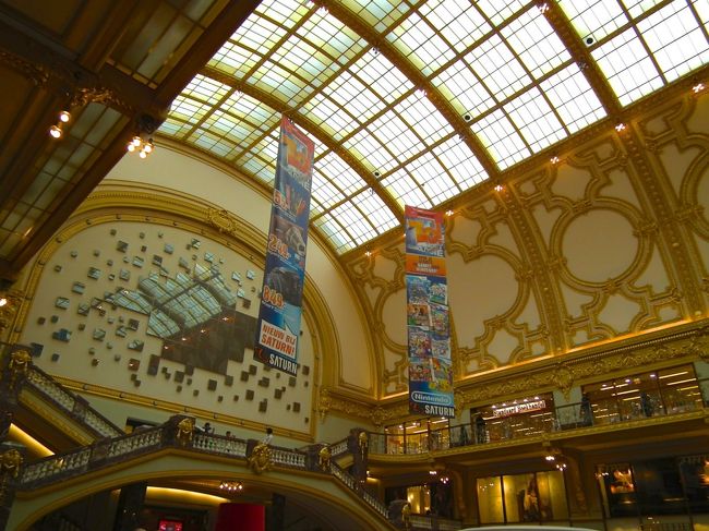 　Meir通り78番地にあるこのまるで宮殿みたいな建物ですが、どうもショッピング・センターみたいです。本当にたくさんの人が出たり入ったり。<br />　これってなんだよ、と叫ぶ。<br />