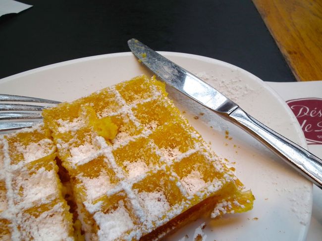 　なんだかじめじめしている一日なんですが、前回は表で立って食べたワッフルをちゃんと中に入ってテーブルで食べようと、Desire de Lilleにやってきました。土曜日ですから、混雑を極めております。席で食べるとプレインなワッフルでも倍の値段になります。