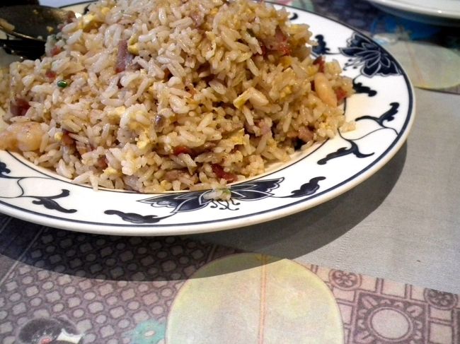 　この街にはチャイニーズがあります。駅前広場の裏に当たるところにあった「好上楼」というつまらない看板が出ている店に入ってみました。私たちが入っていくと、丁度一組出たところで、目の前のテーブルが空いています。不愉快そうな顔をした中国人のおばさんが「しょうがない」という顔で入れてくれます。奥にも二階にもテーブルがあるようですが、不思議なことにこの店に来る客は軒並みインド人です。<br />　アントワープのダイヤモンド市場にはそれまでのユダヤ人に互して今やインド人が商圏を拡大しているそうです。<br /><br />　今にそこへ中国人が入ってくるに違いありませんね。<br /><br />　さて、それでホテルに帰ってきて、あのバスタブの蛇口です。なんとフロントの彼女の説明によると右の水の蛇口は時計と反対方向へ回すと開く。しかし、左のお湯の蛇口は時計方向へ回すと開く、となっているってんです。つまりシンメトリカルになっている。そんなことをしていただかなくても良いんじゃないでしょうか。思わず大笑い。