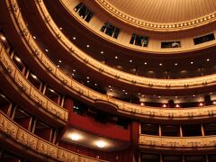 再び国立オペラ座に戻ってきました。15時半からのオペラ座見学ツアーに参加、1人EUR6.50でした。

ツアーはいくつかの言語に分かれて実施され、日本語もありました。おぉ、懐かしい日本語の響きよ（笑）

見学中は撮影OKでした。ちょうど『ドン・ジョヴァンニ』の公演の準備中で、舞台の上で下で作業されている様子を見学することができました。

ガイドさんは若い女性、何でもこの仕事を始めたばかりで今日がガイド2回目だそうでしたが、聴きやすく分かりやすい説明、そして一生懸命さが好感度◎。ツアーが終わってからも参加者に囲まれていました。
