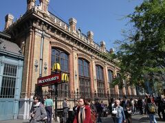 さて、食事をしていませんでした。ハンガリーにも名物料理はたくさんあるのですが、ブダペストでもう一つ有名なのが、『世界一豪華』と言われるマクドナルド。ガイドブックの片隅に書かれていたのですが、久々に知っているものを食べたい！というのもあって、食べに行ってきました。

デアーク広場駅から地下鉄3号線で2駅、ブダペスト西駅のすぐ脇にそれはあります。確かに見慣れたMマークがなければ、ここがマクドナルドなんていう想像はできないかも知れません。