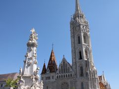 クラーク・アダム広場から長い階段をひたすら歩き、ようやく王宮の丘に到着！ホテルを出発してから1時間もかかってしまいました。

この王宮の丘（ブダ城）も世界遺産に登録されています。その中心部にあるマーチャーシュ教会と三位一体の像。つい最近似たような像をどこかで見たような…と思ったら、2日前にウィーンで見たペスト記念柱にそっくり。それもそのはず、この三位一体の像もペストの終焉を記念して建てられたものなのだそうです。