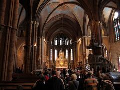 広場の脇にあるチケットブースでマーチャーシュ教会のチケットを購入。1人HUF990。行列にこそなっていなかったものの、かなりたくさんの観光客で賑わっていました。

他の教会と比較すると少し暗めでしょうか。天井画はさほど派手ではありませんが、ステンドグラスが非常に細かく美しくできています。

この教会ではたまにコンサートなども開催されているそうです。