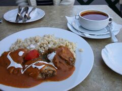 12時半、マーチャーシュ教会の南側にあるシシィレストランで昼食。お昼時でしたが偶然空席があってラッキーでした。

考えてみればブダペストに着いてからハンガリー料理をいただいていませんでした。せっかくなので、グヤーシュ（肉と野菜のスープ）とパプリカチキンを注文。どちらもパプリカベースですが、まったくクセがなく美味しい食事でした。デザートと飲み物込みでHUF6900。
