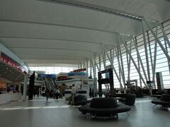 15時半、ブダペスト・フェリヘジ空港に到着。チェックインを済ませ、搭乗口に向かいます。さほど大きい空港ではありませんがとても綺麗で、お店も充実していました。

これからドイツに向かうのですが、ハンガリーもドイツも同じシェンゲン協定圏内ですので、パスポートコントロールがありません。先日ドイツからオーストリア、ハンガリーへと鉄道で移動してきたときも、もちろんパスポートのチェックはありませんでした。つまりパスポートにはオーストリアのスタンプもハンガリーのスタンプもありません。便利と言えば便利ですが、スタンプが欲しかったところでもあります。