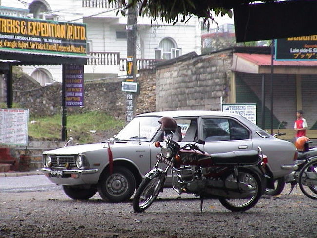 ナガルコットから戻り、<br />ポカラ市街。<br /><br />トレッキングの時間はないので、<br />タクシーを拾い、<br />グプテシュワール・マハーデヴ洞窟へ。<br /><br />あれ？<br /><br />湖沿いにあるはずなのに、<br />遠ざかってるような。。<br /><br />到着。<br />「ここで待ってるから、見てこい」<br />とタクシーのおっちゃんに言われ、<br /><br />お店からでてきたおっさんが差し出した<br />ライトを思わず受け取り、<br /><br />いざ、洞窟へ！<br /><br />はい、終了。<br />ライトの出番なし。<br /><br />滝があるはずでは？？<br /><br />湖もない。<br /><br />戻って看板を見ると、<br />「マヘンドラ洞窟」<br /><br />タクシーのおっちゃんと口論になるも、<br />「追加料金だ」と言われ、<br /><br />お店のおっさんには、<br />ライト代を請求され、<br /><br />タクシーが走ってる場所でもなかったので、<br /><br />仕方なく、おっちゃんのタクシーに乗った。<br /><br />このままグプテシュワール・マハーデヴ洞窟へ行くのも悔しいので、<br />ポカラ市街に戻った。<br /><br />ガチでボられた。涙