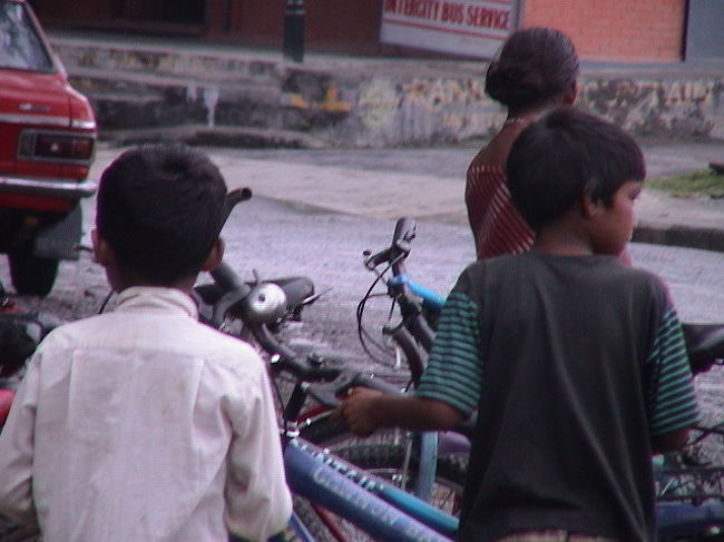 自転車と子供たち。<br /><br />平和だっ！