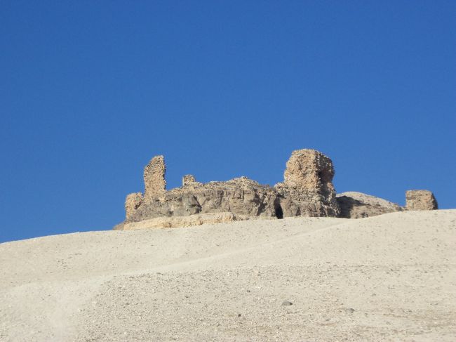 <br />　街を離れると小石の砂漠が続きます。一時間ちょっとで砂漠の小高い丘に古いお城が見えてきました。<br /><br />