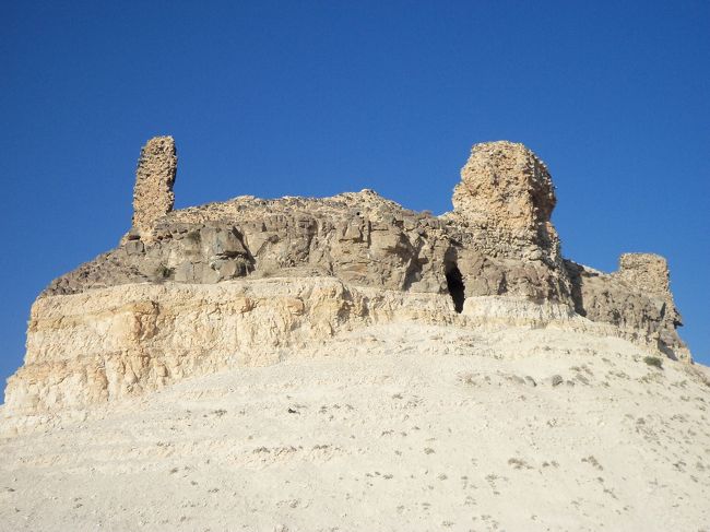 　ガイドブックにも載っていませんので名前も分かりませんが古いお城で原形をとどめないほど煉瓦はむき出し崩れており他には観光客もいません。<br /><br />　運転手兼ガイドさんはアラビア語しか話せないのでどうにもならない状況。<br /><br />