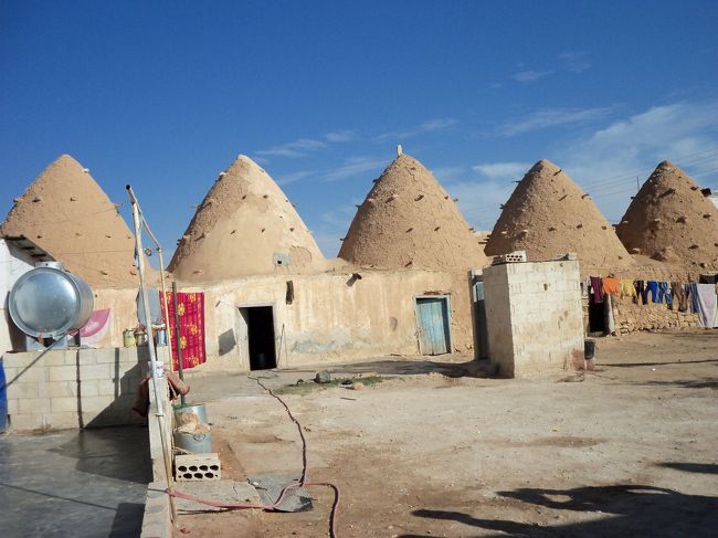  　続いてとんがり帽子の屋根が並んでいる「土の家」の住居へ。<br /><br />