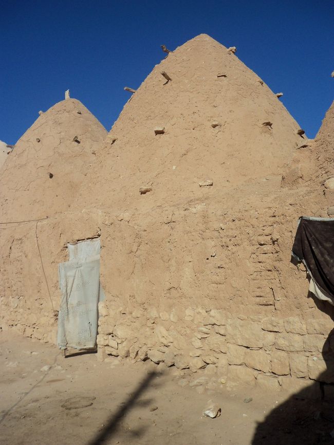 　ホムスからアレッポへかけての砂漠地帯に見られ、現在は物置として使われています。<br /><br />　外は泥をぬってありますが<br /><br />