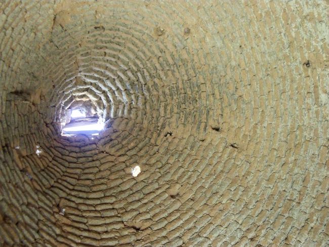 　家の中に入るとレンガが積み上げられているのがよく分かります。<br /><br />