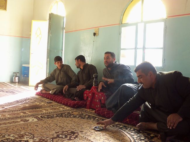 　左端にいる若者が中へ入れと盛んに勧めますが誰も入りません。<br /><br />　あまり勧めるので私が入ってみると、数名の人が座って雑談中。明るい和やかな雰囲気の中チャイとお菓子を出してくれ、色々なな質問をしてきます。<br /><br />　退席の際どれだけ請求されるか不安でしたがお金は請求されませんでした。<br /><br />　親切心呼んでくれた様で私だけですが訪問して良かった。<br /><br />