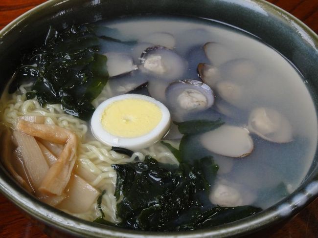 大きい大和しじみがたくさん入った特製しじみラーメンです。1000円。<br /><br />しじみ好きにはたまらないダシが効いた上品な感じ。